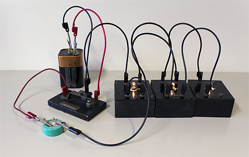 capacitor and light bulbs circuit